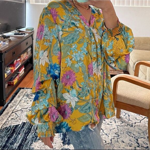 RD & Koko Floral Shirred Long Sleeve V-Neck Top - Picture 2 of 10